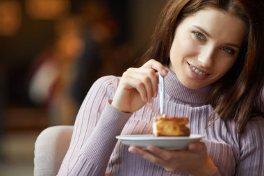 Cafe'de güzel bir kadın