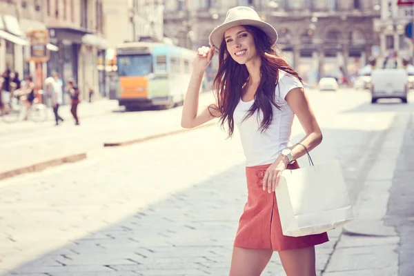 Mujer vestida a la moda — Foto de Stock