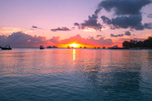 Bella spiaggia di sabbia — Foto Stock