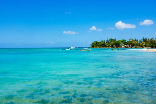 Csodálatos fehér homokos tengerpartok, Mauritius Sziget. — Stock Fotó