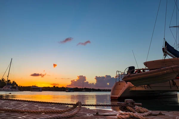 Barcos en el fondo de increíble puesta de sol de oro — Foto de Stock