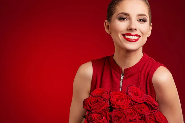 Hermosa mujer con labios rojos —  Fotos de Stock