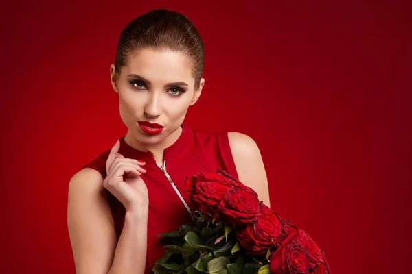 Krásná žena s červenými rty — Stock fotografie