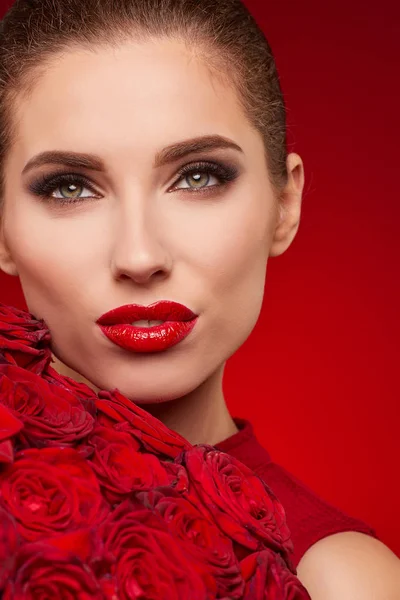 O femeie frumoasă cu buze roșii — Fotografie, imagine de stoc