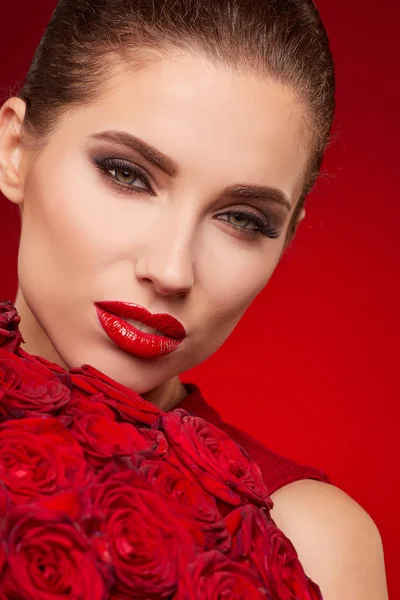 Красивая женщина с красными губами — стоковое фото