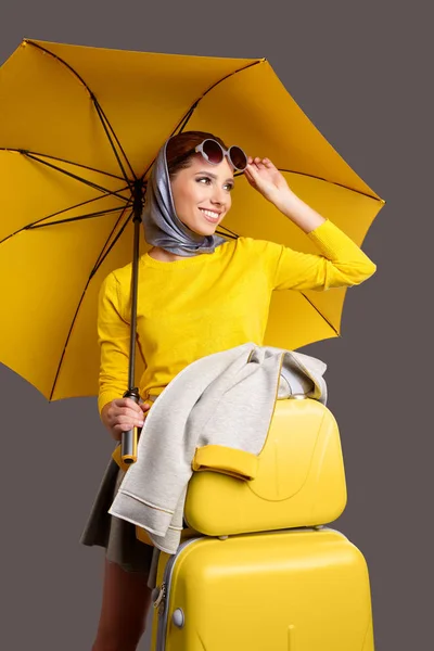 Mooi meisje met een gele koffer — Stockfoto