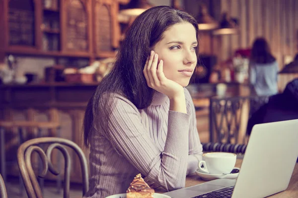 Mujer trabajando con el ordenador portátil en la cafetería — Foto de Stock