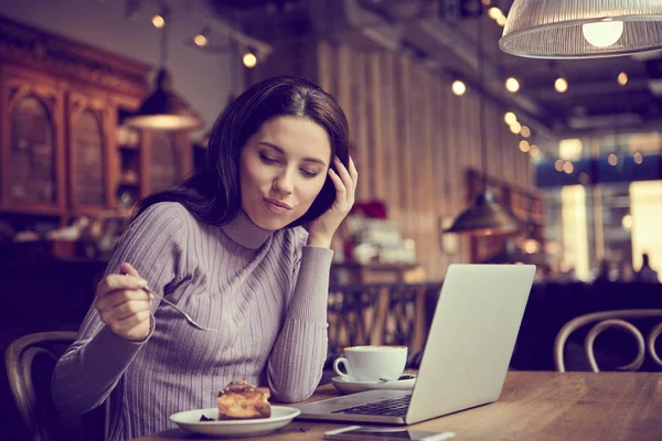 Mujer comiendo pastel — Foto de Stock