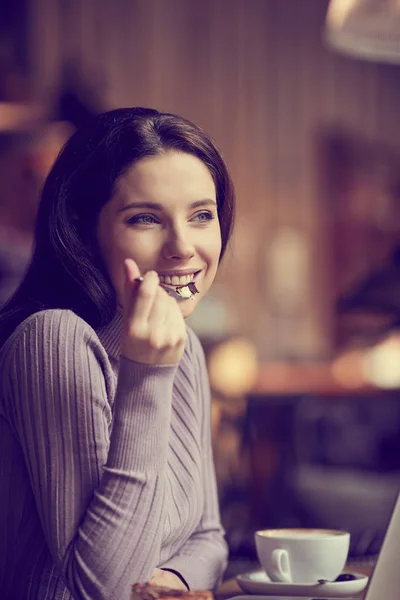 Mujer comiendo pastel — Foto de Stock