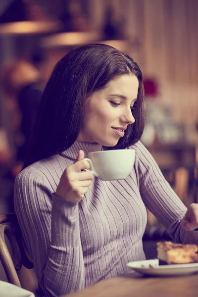 Un trago de una hermosa mujer bebiendo café —  Fotos de Stock