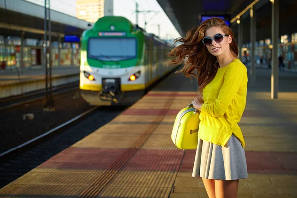 Eine Aufnahme einer schönen jungen Frau auf Reisen — Stockfoto