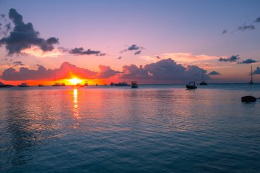 Kumlu bir sahilde güzel bir gün batımı