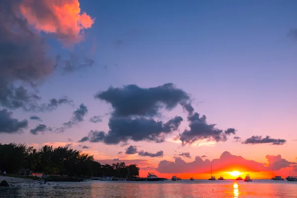 砂浜での美しい夕日 — ストック写真