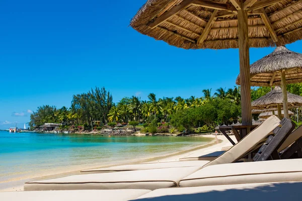 Guarda-sol no mar tropical Maurício ilha romântica — Fotografia de Stock