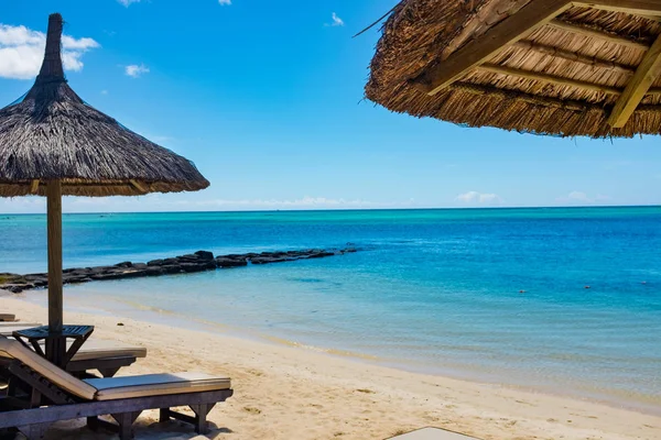 Napernyő-tenger trópusi Mauritius romantikus sziget — Stock Fotó