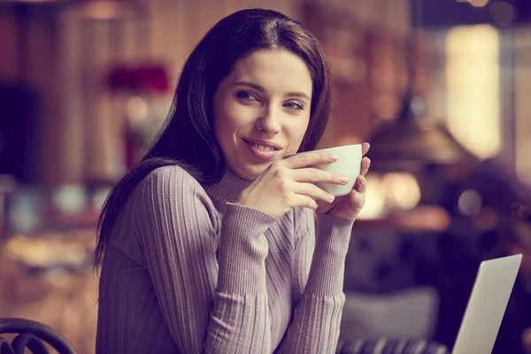 Hermosa morena en el café —  Fotos de Stock