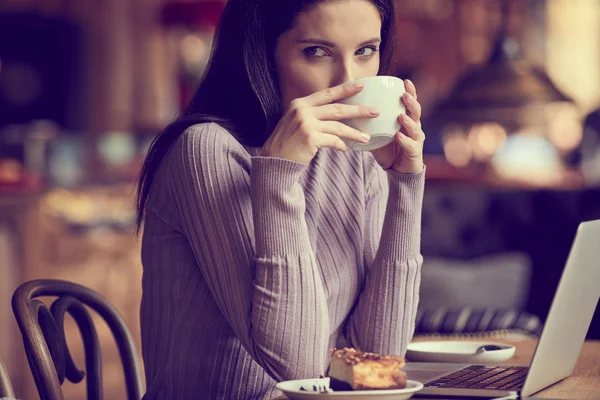 Krásná brunetka v kavárně — Stock fotografie