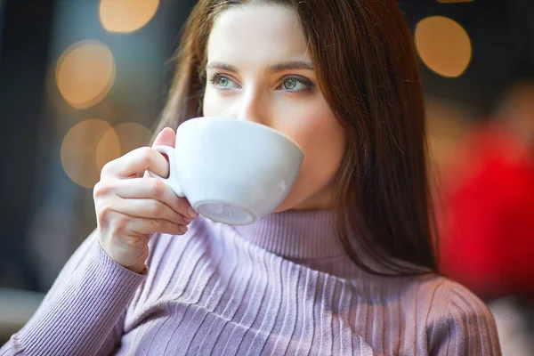 Piękna brunetka w kawiarni — Zdjęcie stockowe