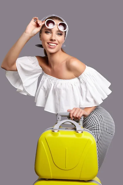 黄色のスーツケースを持つグラマー女性 — ストック写真