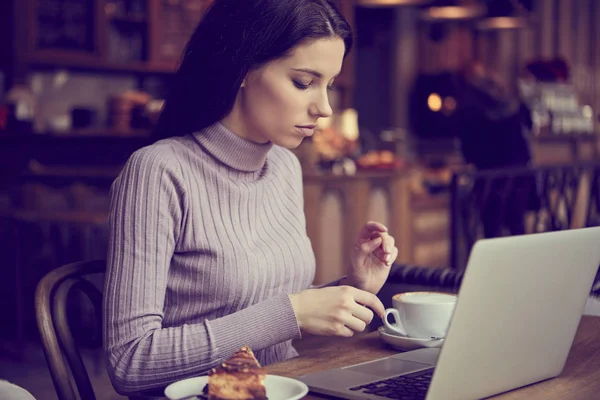 A laptop a kávézóban dolgozó nő — Stock Fotó