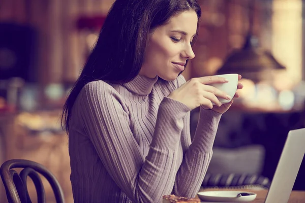 Mulher trabalhando com laptop no café — Fotografia de Stock