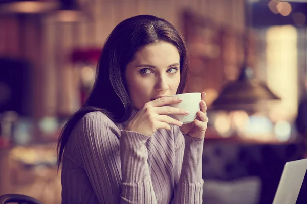 Kvinna som arbetar med laptop i café — Stockfoto