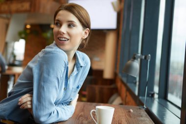 Genç çekici kadın.