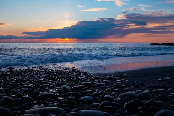 Vague de la mer a frappé le rocher — Photo