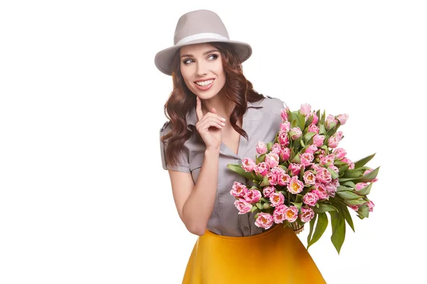 Красивая девушка в шляпе с цветами — стоковое фото