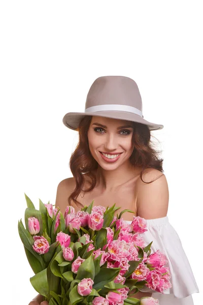 Vacker flicka i hatt med blommor — Stockfoto