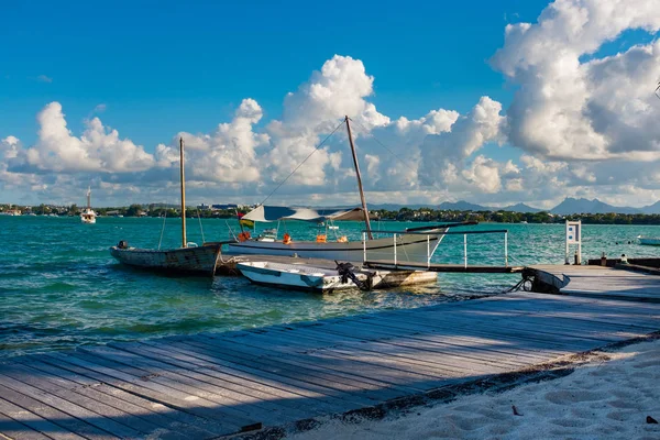 Eski bir tekne ile plaj deniz. Mauritius — Stok fotoğraf