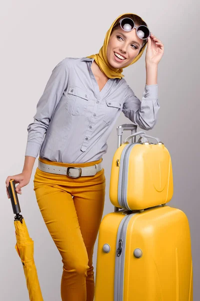 黄色のスーツケースを持つグラマー女性 — ストック写真