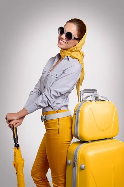 Glamour-Frau mit gelbem Koffer — Stockfoto