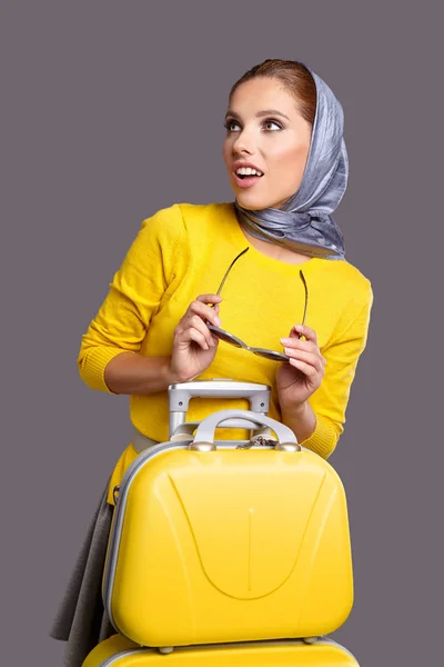 Mulher glamour com mala amarela — Fotografia de Stock