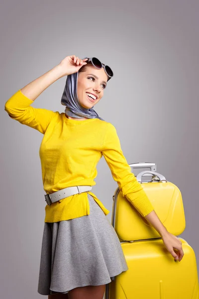 Гламурна жінка з жовтою валізою — стокове фото