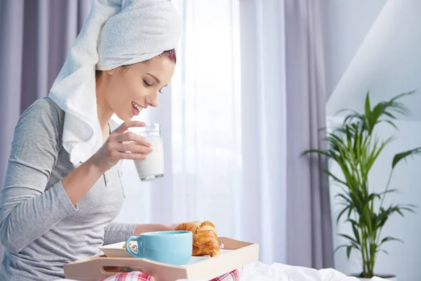 Porträt einer glücklich lächelnden Frau — Stockfoto