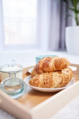 tepsi yatakta kahvaltı