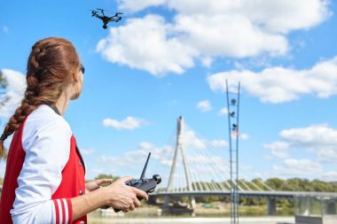 Drone ile oynayan kadın