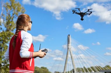 Drone ile oynayan kadın