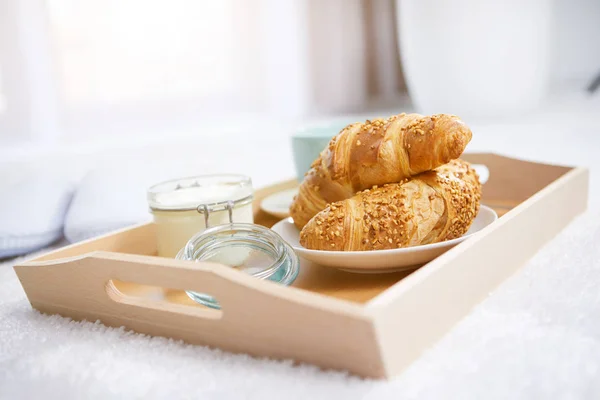 Snídaně v posteli na zásobník — Stock fotografie