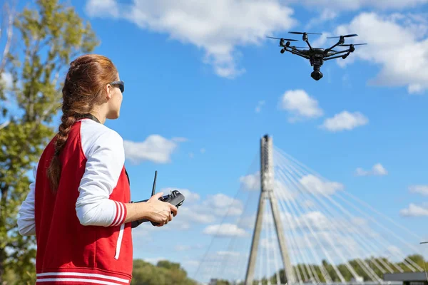 Woman playing with drone — Stock Photo, Image