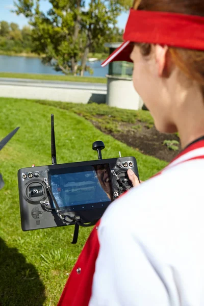 Woman playing with drone — Stock Photo, Image