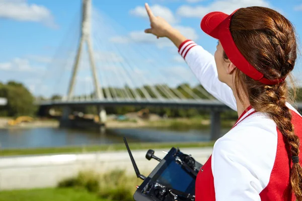 Vrouw spelen met drone — Stockfoto