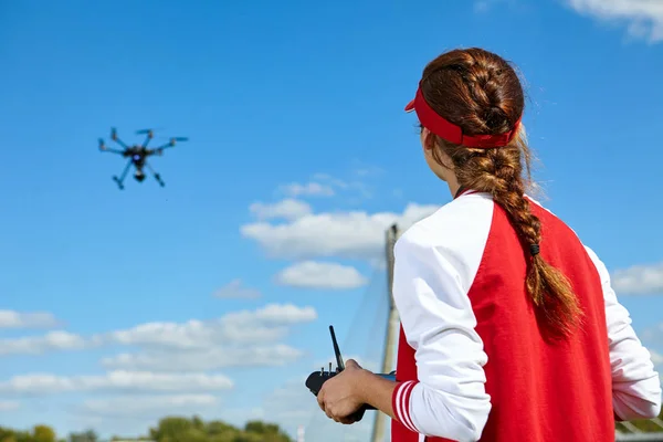 Woman playing with drone — Stock Photo, Image