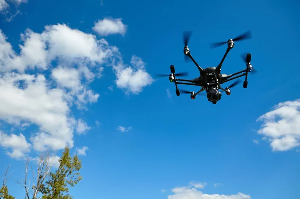 Vliegende drone met camera — Stockfoto