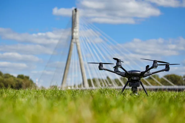 Vliegende drone met camera — Stockfoto