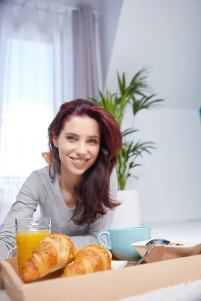 Morena feliz tomando café da manhã na cama — Fotografia de Stock