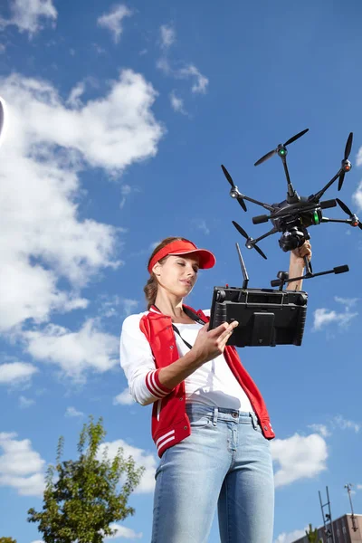 Femme avec télécommande — Photo