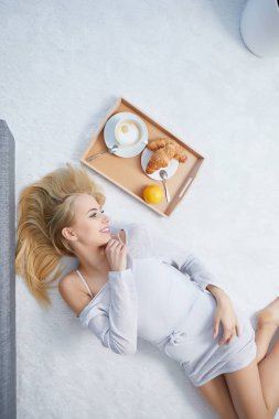 Kız kahvaltı halı üzerinde