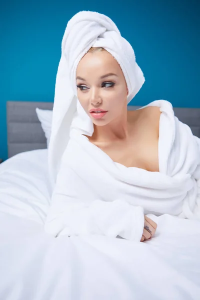 Seorang wanita dengan jubah mandi dan handuk di kepalanya — Stok Foto